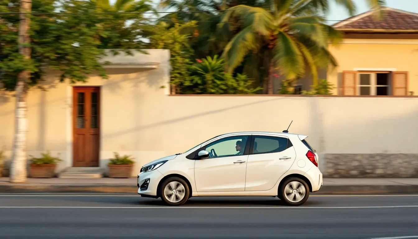 Citadine de location en circulation dans une rue résidentielle, en Guadeloupe