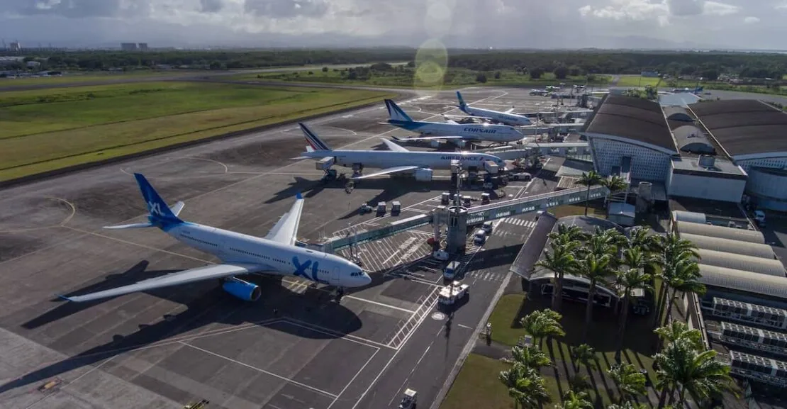 Vue aérienne de l’aéroport Guadeloupe Pôle Caraïbes et des avions stationnés devant le terminal