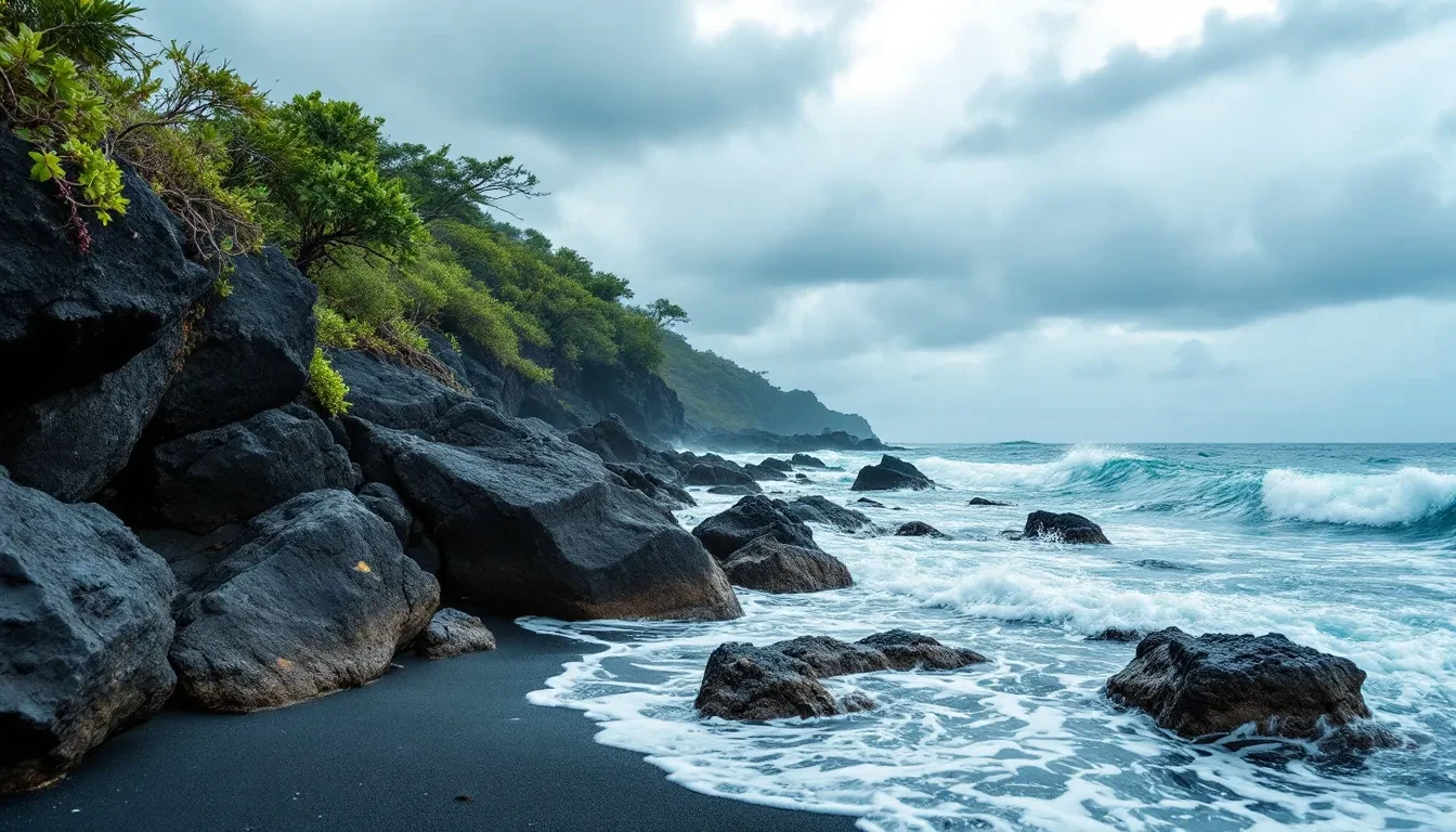 Côte atlantique sauvage de l'archipel guadeloupéen battue par la houle, écume sur des rochers volcaniques