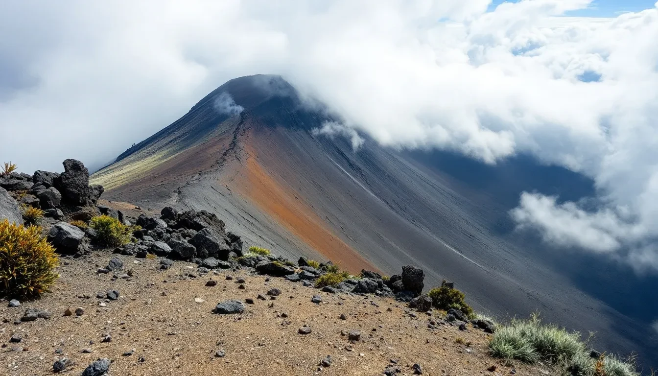 Dôme sommital du volcan avec fumerolles, sol volcanique ocre et nuages accrochés à la crête