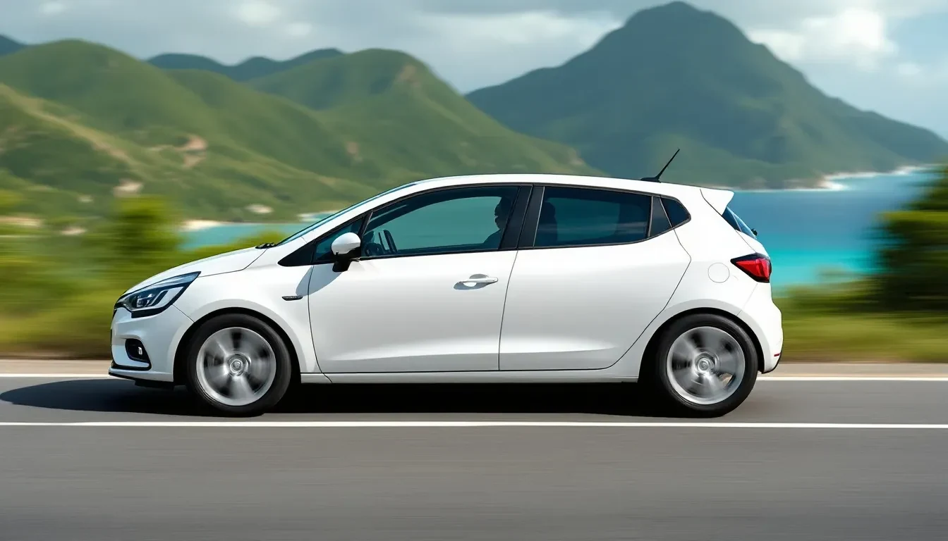 Voiture de location citadine sur une route côtière de Guadeloupe, mer turquoise en arrière-plan